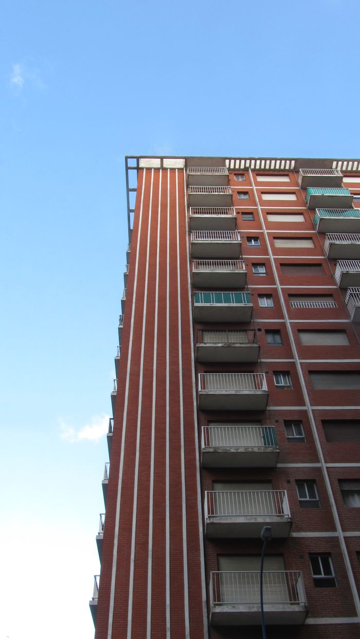 View of a modern apartment building in Mar del Plata under a clear blue sky.